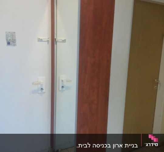 ארון עץ עם דלת מראה במסדרון